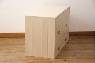 お仏壇を新規製作!下部に引き出し2杯設置。扉と引き出しに蕨手の取っ手金具を使用。木味を活かした仕上げ。(小型仏壇、手造り仏壇)
