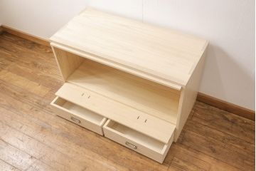 お仏壇を新規製作!下部に引き出し2杯設置。扉と引き出しに蕨手の取っ手金具を使用。木味を活かした仕上げ。(小型仏壇、手造り仏壇)