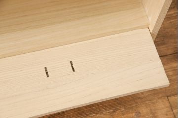 お仏壇を新規製作!下部に引き出し2杯設置。扉と引き出しに蕨手の取っ手金具を使用。木味を活かした仕上げ。(小型仏壇、手造り仏壇)