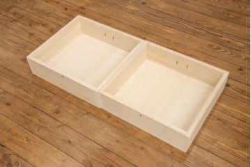お仏壇を新規製作!下部に引き出し2杯設置。扉と引き出しに蕨手の取っ手金具を使用。木味を活かした仕上げ。(小型仏壇、手造り仏壇)