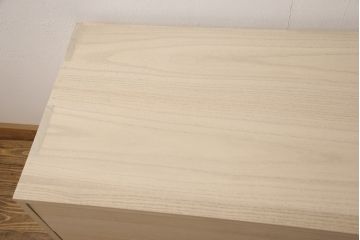 お仏壇を新規製作!下部に引き出し2杯設置。扉と引き出しに蕨手の取っ手金具を使用。木味を活かした仕上げ。(小型仏壇、手造り仏壇)