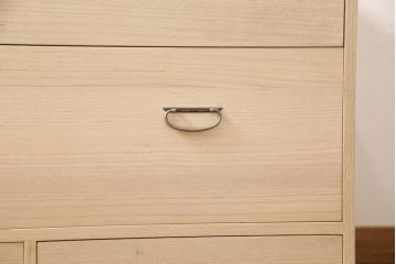 お仏壇を新規製作!下部に引き出し2杯設置。扉と引き出しに蕨手の取っ手金具を使用。木味を活かした仕上げ。(小型仏壇、手造り仏壇)