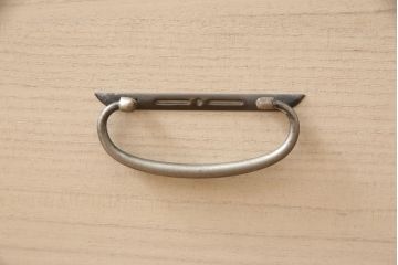 お仏壇を新規製作!下部に引き出し2杯設置。扉と引き出しに蕨手の取っ手金具を使用。木味を活かした仕上げ。(小型仏壇、手造り仏壇)