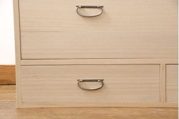 お仏壇を新規製作!下部に引き出し2杯設置。扉と引き出しに蕨手の取っ手金具を使用。木味を活かした仕上げ。(小型仏壇、手造り仏壇)