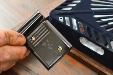 こたつを新規製作!「もし岩谷堂箪笥がこたつを作ったら」をイメージして製作。天板に装飾金具を取り付け、箪笥に近い色味に着色仕上げ。(ローテーブル、座卓)