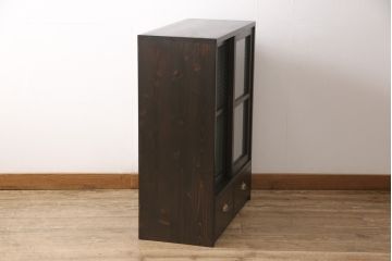 戸棚2台を新規製作!引き戸に花菱模様のガラスを使用。濃い茶色に着色仕上げ。(収納棚、キャビネット、食器棚、サイドキャビネット)