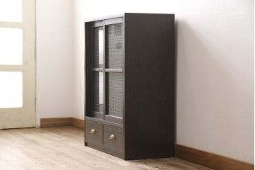 戸棚2台を新規製作!引き戸に花菱模様のガラスを使用。濃い茶色に着色仕上げ。(収納棚、キャビネット、食器棚、サイドキャビネット)