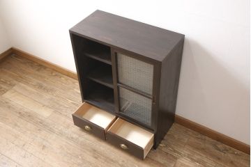 戸棚2台を新規製作!引き戸に花菱模様のガラスを使用。濃い茶色に着色仕上げ。(収納棚、キャビネット、食器棚、サイドキャビネット)