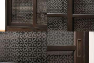戸棚2台を新規製作!引き戸に花菱模様のガラスを使用。濃い茶色に着色仕上げ。(収納棚、キャビネット、食器棚、サイドキャビネット)