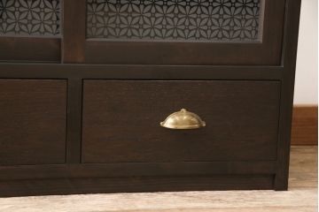 戸棚2台を新規製作!引き戸に花菱模様のガラスを使用。濃い茶色に着色仕上げ。(収納棚、キャビネット、食器棚、サイドキャビネット)
