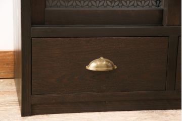 戸棚2台を新規製作!引き戸に花菱模様のガラスを使用。濃い茶色に着色仕上げ。(収納棚、キャビネット、食器棚、サイドキャビネット)