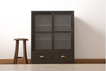 戸棚2台を新規製作!引き戸に花菱模様のガラスを使用。濃い茶色に着色仕上げ。(収納棚、キャビネット、食器棚、サイドキャビネット)