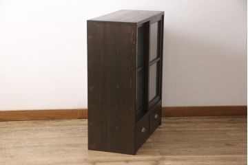 戸棚2台を新規製作!引き戸に花菱模様のガラスを使用。濃い茶色に着色仕上げ。(収納棚、キャビネット、食器棚、サイドキャビネット)