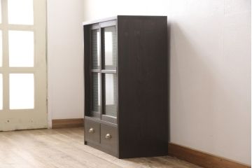 戸棚2台を新規製作!引き戸に花菱模様のガラスを使用。濃い茶色に着色仕上げ。(収納棚、キャビネット、食器棚、サイドキャビネット)
