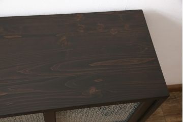 戸棚2台を新規製作!引き戸に花菱模様のガラスを使用。濃い茶色に着色仕上げ。(収納棚、キャビネット、食器棚、サイドキャビネット)