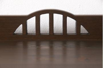 本棚を新規製作!昭和中期の楔式の本棚のデザインを再現。濃い茶色に着色仕上げ。(オープンラック、シェルフ、飾り棚、ブックシェルフ)