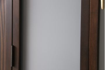 小窓付き木製ドアを新規製作!通気口扉にすりガラスを使用。本体は外部用塗装で仕上げ。(扉)