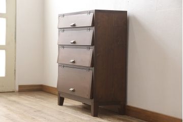 パタパタ収納棚を新規製作!ヒノキ無垢材使用。木目を活かして自然な茶色に着色仕上げ。(戸棚、キャビネット、ロッカー、下駄箱)