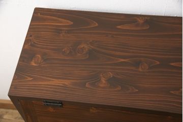 パタパタ収納棚を新規製作!ヒノキ無垢材使用。木目を活かして自然な茶色に着色仕上げ。(戸棚、キャビネット、ロッカー、下駄箱)