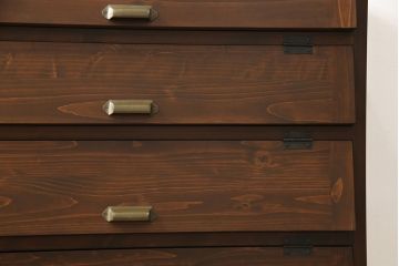 パタパタ収納棚を新規製作!ヒノキ無垢材使用。木目を活かして自然な茶色に着色仕上げ。(戸棚、キャビネット、ロッカー、下駄箱)