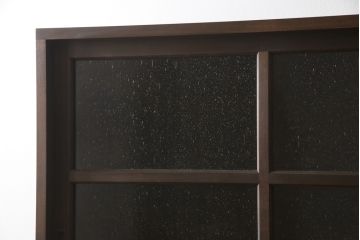 重ね戸棚を新規製作!本体に樺材、建具ガラスには気泡ガラスと花柄斜めガラスを使用。ご希望の色味に着色仕上げ。(キャビネット、食器棚、収納棚、店舗什器)