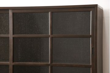 重ね戸棚を新規製作!本体に樺材、建具ガラスには気泡ガラスと花柄斜めガラスを使用。ご希望の色味に着色仕上げ。(キャビネット、食器棚、収納棚、店舗什器)