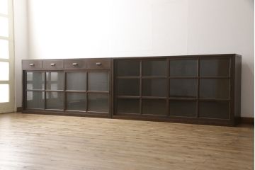 重ね戸棚を新規製作!本体に樺材、建具ガラスには気泡ガラスと花柄斜めガラスを使用。ご希望の色味に着色仕上げ。(キャビネット、食器棚、収納棚、店舗什器)