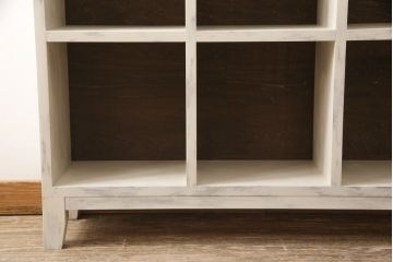 マス目棚を新規製作!木製脚を取り付け、アンティークホワイトで着色。エイジング加工を施し仕上げ。(飾り棚、収納棚、本棚、オープンラック)