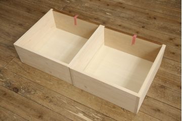 食器棚を新規製作!上段はクリアガラス入りの戸棚とオープンラック、下段は引き出しと木製扉の戸棚に。下段の戸棚下部はスライドレール式で製作。(収納棚、戸棚、キャビネット)