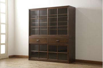 二段重ね食器棚を新規製作!上下段ともに棚内部は可動式の棚板を取り付け、引き出しはスライドレール付きに。建具はクリアガラスを使用。お好みの色に着色仕上げ。(重ね戸棚、収納棚、カップボード、キャビネット)