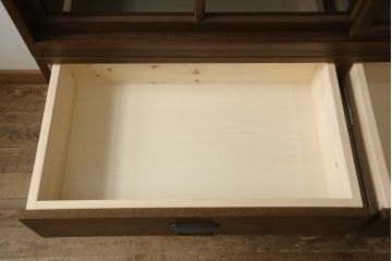 二段重ね食器棚を新規製作!上下段ともに棚内部は可動式の棚板を取り付け、引き出しはスライドレール付きに。建具はクリアガラスを使用。お好みの色に着色仕上げ。(重ね戸棚、収納棚、カップボード、キャビネット)