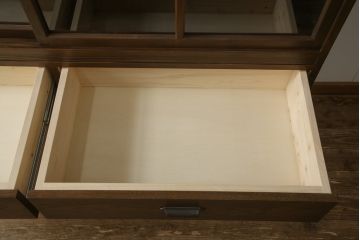 二段重ね食器棚を新規製作!上下段ともに棚内部は可動式の棚板を取り付け、引き出しはスライドレール付きに。建具はクリアガラスを使用。お好みの色に着色仕上げ。(重ね戸棚、収納棚、カップボード、キャビネット)