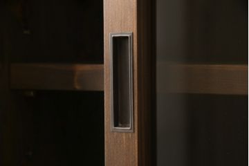 二段重ね食器棚を新規製作!上下段ともに棚内部は可動式の棚板を取り付け、引き出しはスライドレール付きに。建具はクリアガラスを使用。お好みの色に着色仕上げ。(重ね戸棚、収納棚、カップボード、キャビネット)