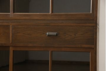 二段重ね食器棚を新規製作!上下段ともに棚内部は可動式の棚板を取り付け、引き出しはスライドレール付きに。建具はクリアガラスを使用。お好みの色に着色仕上げ。(重ね戸棚、収納棚、カップボード、キャビネット)