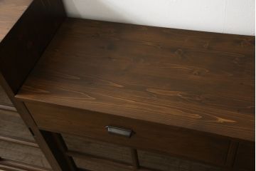二段重ね食器棚を新規製作!上下段ともに棚内部は可動式の棚板を取り付け、引き出しはスライドレール付きに。建具はクリアガラスを使用。お好みの色に着色仕上げ。(重ね戸棚、収納棚、カップボード、キャビネット)