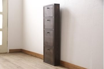 収納棚を新規製作!扉は全てフラップダウン式に。自然な茶色で着色仕上げ。(収納棚、戸棚)