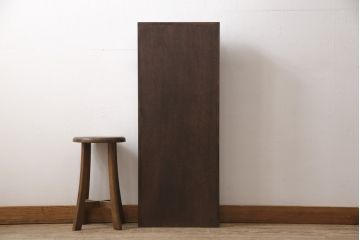 収納棚を新規製作!扉は全てフラップダウン式に。自然な茶色で着色仕上げ。(収納棚、戸棚)