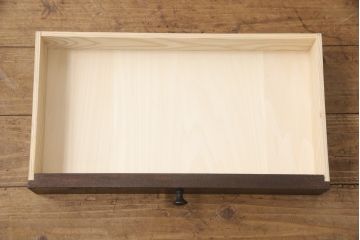 飾り棚を新規製作!ご希望のデザイン・サイズで製作し、イギリスアンティーク風の濃い茶色で着色仕上げ。(本棚、収納棚)
