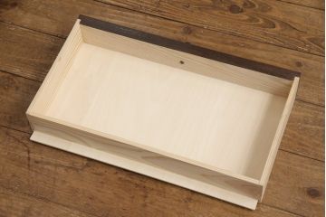 飾り棚を新規製作!ご希望のデザイン・サイズで製作し、イギリスアンティーク風の濃い茶色で着色仕上げ。(本棚、収納棚)