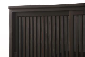 サイドボードを新規製作!内部は棚板を取り付け、引き出し金具にはアンティークの取っ手を使用。全体を濃い茶色で着色仕上げ。(戸棚、収納棚、キャビネット)