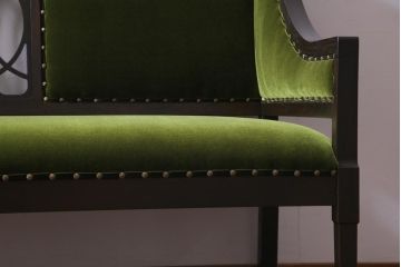 大正ロマンな2人掛けソファを新規製作!背もたれに透かし彫りを製作し取付け。座面と背もたれに深いグリーンのベルベット生地を使用。(2Pソファ)