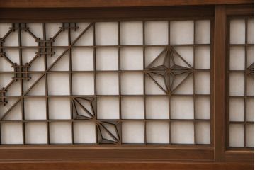 ローボードを新規製作!引き戸に組子をはめ込み、内部は配線用の穴あけ加工。自然な茶色に着色仕上げ。(テレビボード、テレビ台、サイドボード、収納棚、戸棚)