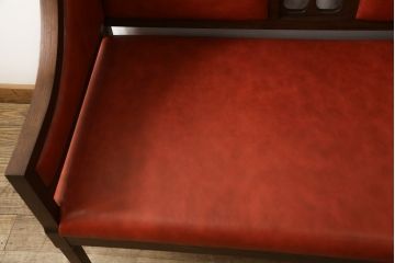 2人掛けソファを新規製作!赤系の本革を使用し、菊の鋲を取り付け。木部はダークブラウンに着色仕上げ。(2Pソファ、大正ロマン)