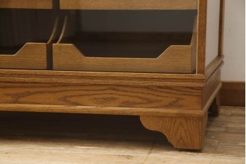 シャツケースを新規製作!オーク材使用。移動しやすいようキャスターの取り付け。明るめの茶色に着色し、アンティーク調に仕上げ。(ガラスケース、ショーケース、店舗什器)