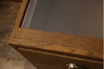 シャツケースを新規製作!オーク材使用。移動しやすいようキャスターの取り付け。明るめの茶色に着色し、アンティーク調に仕上げ。(ガラスケース、ショーケース、店舗什器)