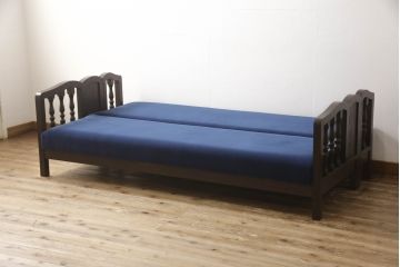 ソファベッドを新規製作!ご希望の生地と濃い茶色の着色でアンティーク調の仕上がりに。(3人掛けソファ、トリプルソファ)