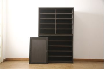 飾り棚を新規製作!上下段ともに棚板4枚を設け、引き違い戸は戸板を製作。取っ手にはアンティーク金具を使用。(キャビネット、食器棚、戸棚、収納棚、重ね戸棚)