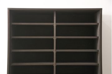 飾り棚を新規製作!上下段ともに棚板4枚を設け、引き違い戸は戸板を製作。取っ手にはアンティーク金具を使用。(キャビネット、食器棚、戸棚、収納棚、重ね戸棚)