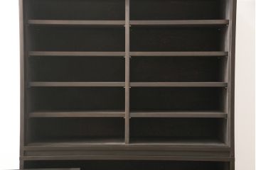 飾り棚を新規製作!上下段ともに棚板4枚を設け、引き違い戸は戸板を製作。取っ手にはアンティーク金具を使用。(キャビネット、食器棚、戸棚、収納棚、重ね戸棚)