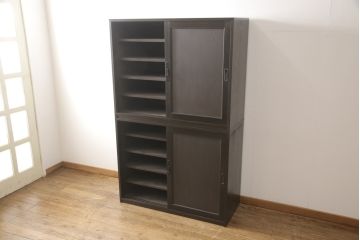 飾り棚を新規製作!上下段ともに棚板4枚を設け、引き違い戸は戸板を製作。取っ手にはアンティーク金具を使用。(キャビネット、食器棚、戸棚、収納棚、重ね戸棚)